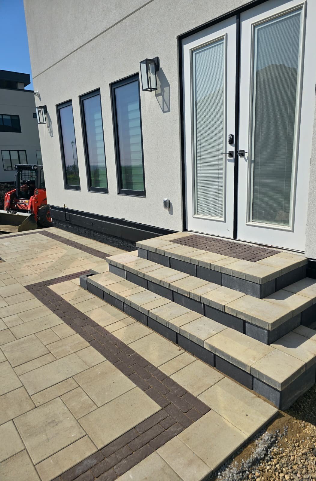 Two-tone accent border entry steps — Edmonton